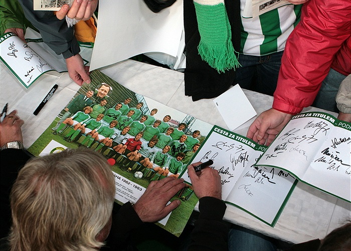 Mistři v obležení fanoušků při autogramiádě.