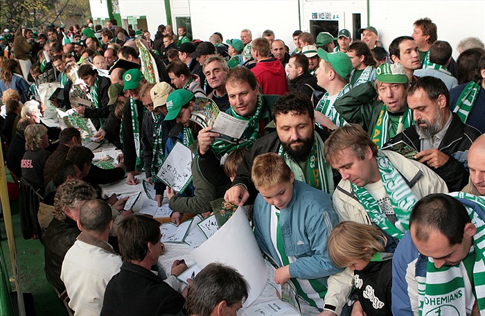 Mistři v obležení fanoušků při autogramiádě.