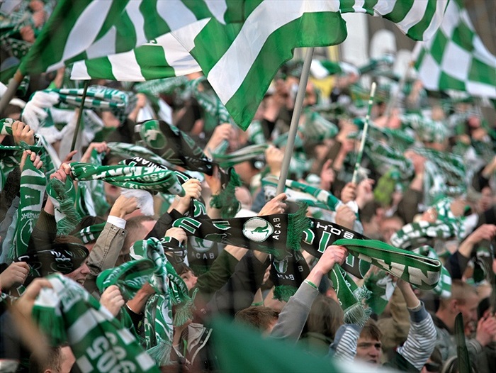 Nad stadionem vlajky vlají ...