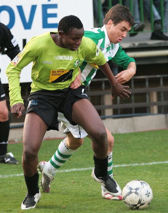 Moravec a Oboya v souboji o míč.