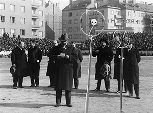 Slavnostní projevy před prvním utkáním. Kromě Zdeňka Dannera popřáli stadionu dlouhou budoucnost dlouholetý funkcionář klubu Jan Táta Honejsek, předseda fotbalové asociace Rudolf Pelikán a radní Hl. m. Prahy František Bureš.