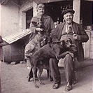 Správce hřiště pan Duchoň se svou manželkou. Dobrá duše starého Ďolíčku, kterému v roce 1932 přibyla i starost o nový stadion. Do konce svých dnů zůstal doma v tomto správcovském domku v areálu stadionu. Padl za oběť bombardování Prahy v roce 1945.