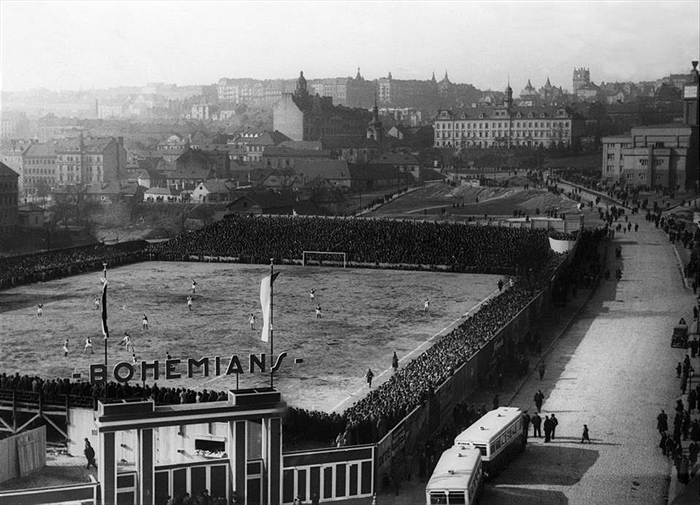 Zaplněný Dannerův stadion Bohemians.
