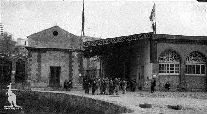 Mužstvo AFK Vršovice v neapolském přístavu