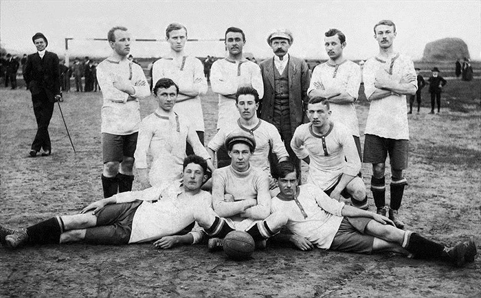 Další fotografie vršovických z roku 1909. Zda se jedná o legendární „pole pana Váchy“ nevíme, ale je to velmi pravděpodobné.