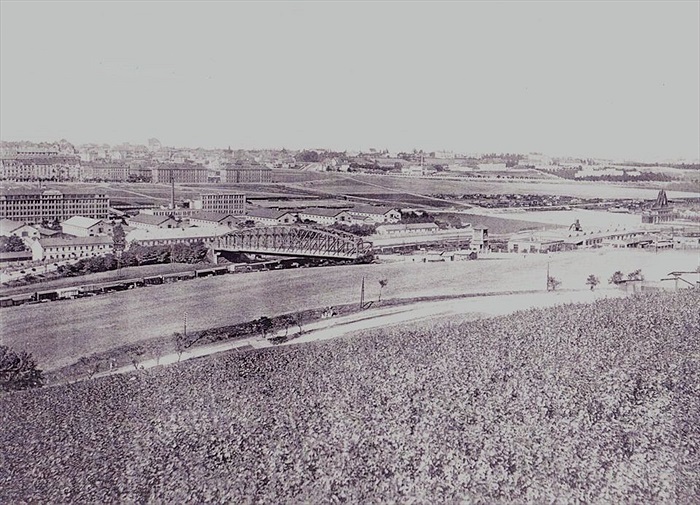 Jediná známá fotografie s areálem stadionu AFK Vršovice. Původní Ďolíček se nachází nad mostem přes železnici, vpravo areál lunaparku Eden.