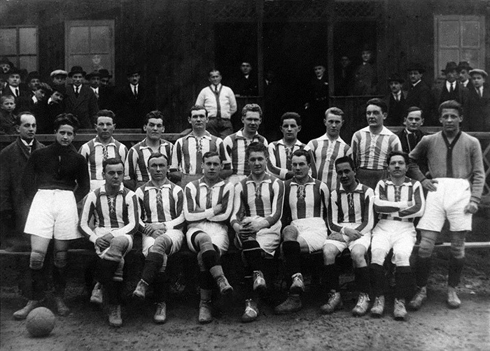 Obávaný tým z roku 1920, který skončil v tabulce na druhém místě za Spartou. Legendární postavy mužstva byli útočníci Knížek, Bohata a Štulc a brankáři Bělík a mladičký Hochman. Foceno před klubovou budovou v areálu stadionu.