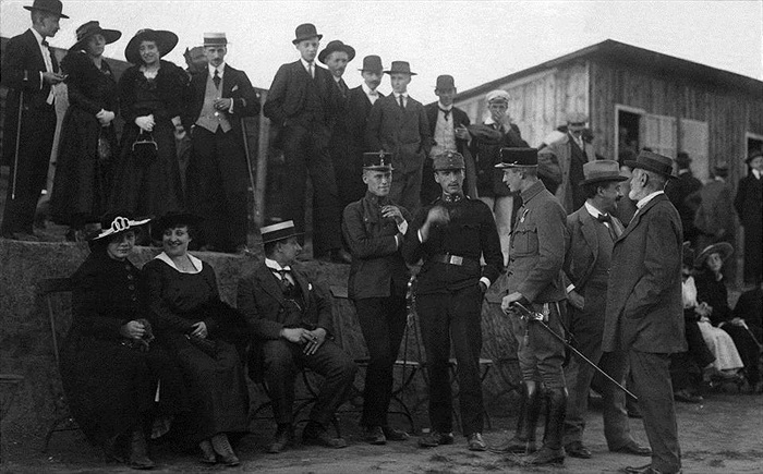 30. 9. 1917 a mezinárodní utkání Vršovic proti vídeňskému Simmeringer FC. Vzácný záběr do hlediště Ďolíčku. Je vidět, že už za Rakouska-Uherska byl fotbal velkou společenskou událostí. 