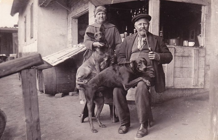 Správce hřiště pan Duchoň se svou manželkou. Dobrá duše starého Ďolíčku, kterému v roce 1932 přibyla i starost o nový stadion. Do konce svých dnů zůstal doma v tomto správcovském domku v areálu stadionu. Padl za oběť bombardování Prahy v roce 1945.