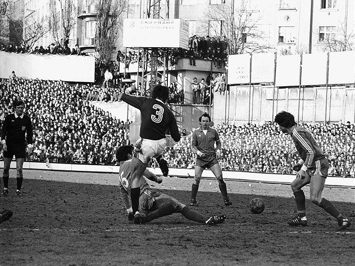 Utkání mezi Bohemians a Spartou z roku 1983 sleduje napěchovaný vršovický Ďolíček. 
