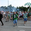 Protesty fanoušků před stadionem.