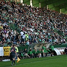 Zaplněná hlavní tribuna.