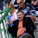 Antonín Panenka usedl na své místo s berlemi.