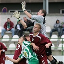 Škoda zavalenou rudou hradbou.