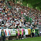 Zaplněná hlavní tribuna.