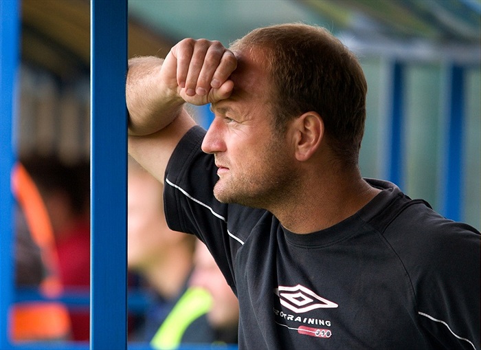 Trenér jen zírá...