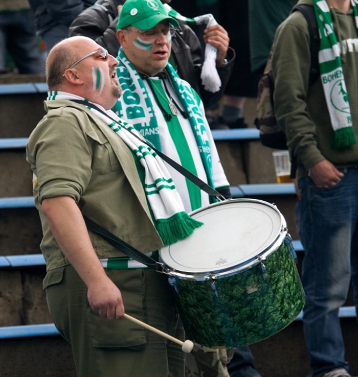 Bubnující Michal Holas.