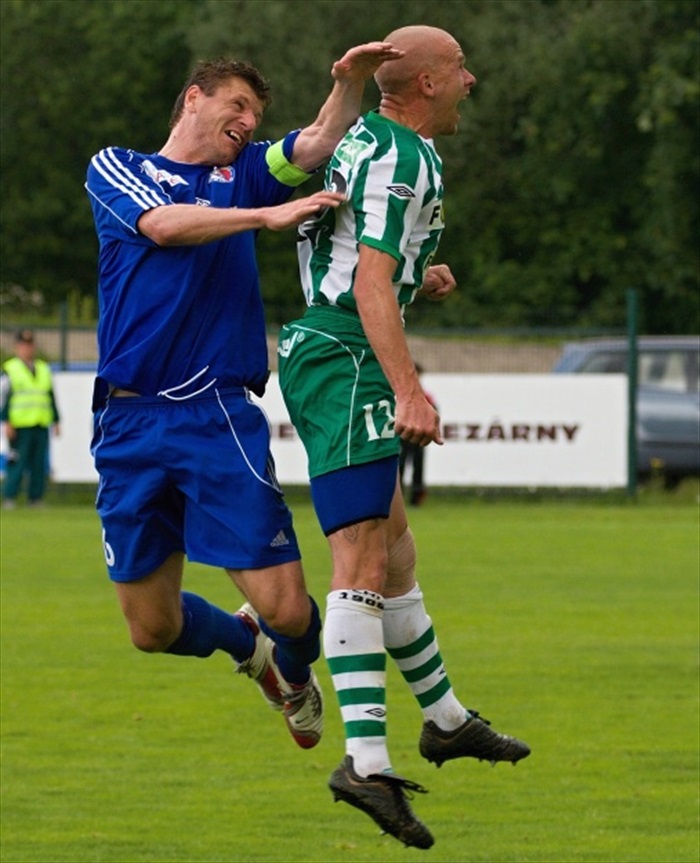 Hartig bojuje o míč.