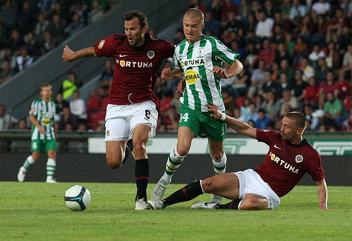 Mladík Martin Nešpor v sevření Bergera a Řepky.