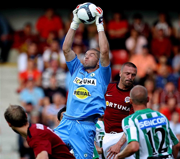 Brankář Sňozík zachraňuje.