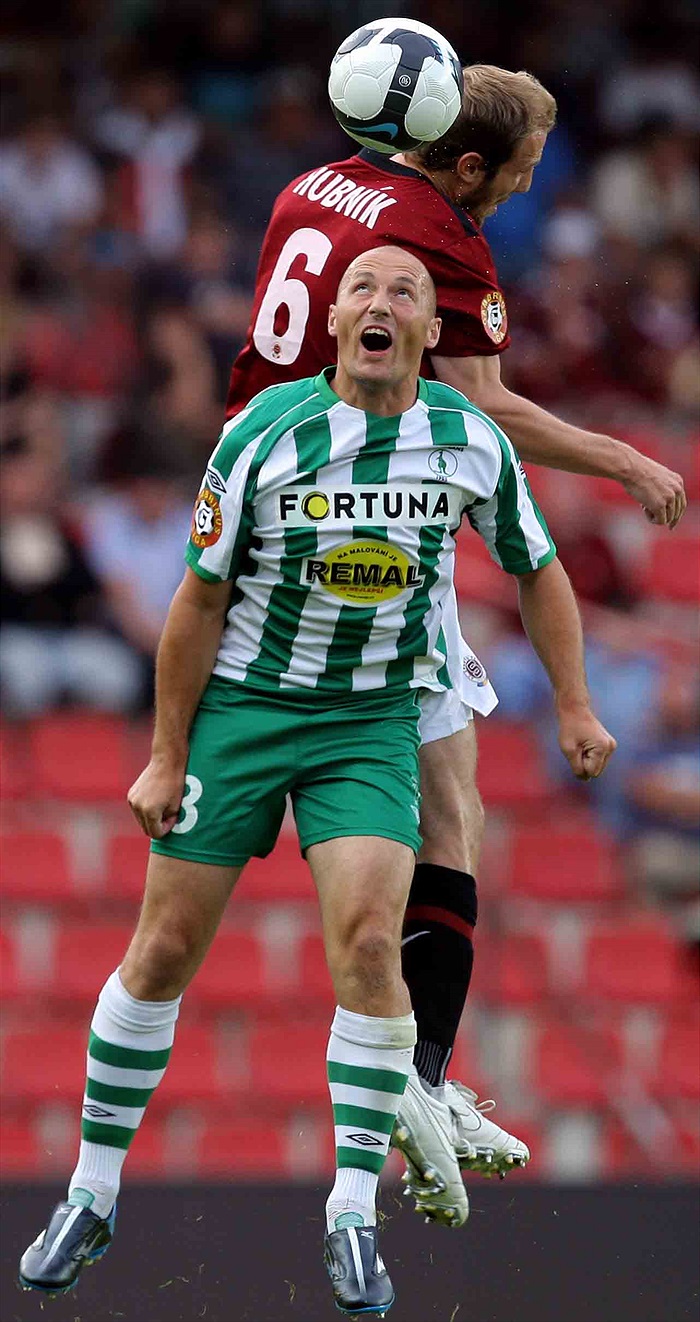 Zelenka v hlavičkovém souboji.