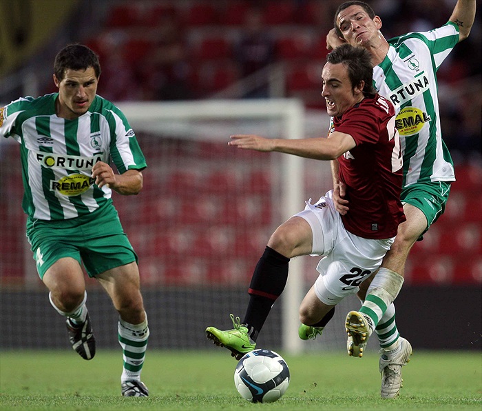 Bartek fauluje Zemana.