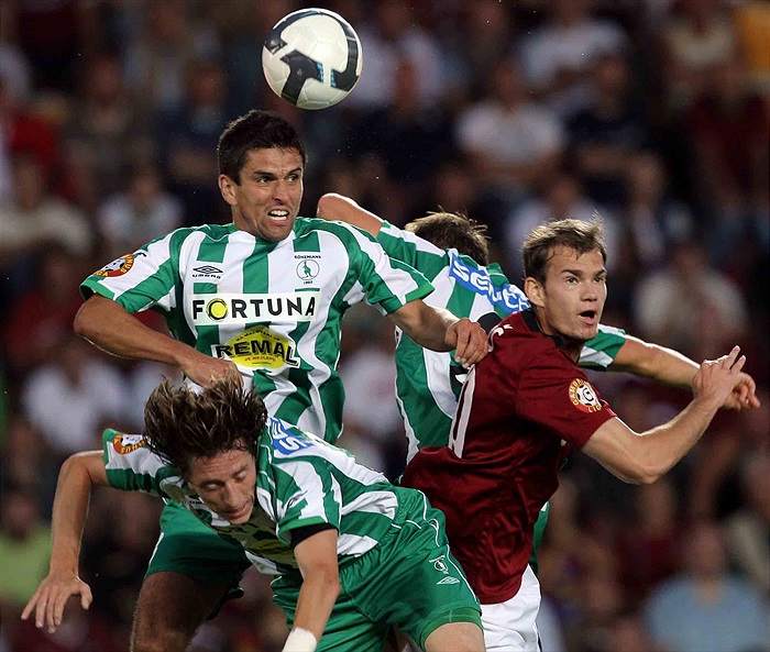 Lukáš v hlavičkovém souboji.