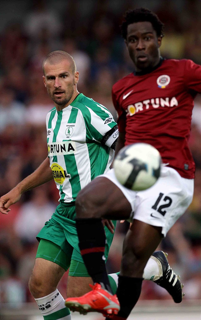 Nikl pozorně sleduje míč.