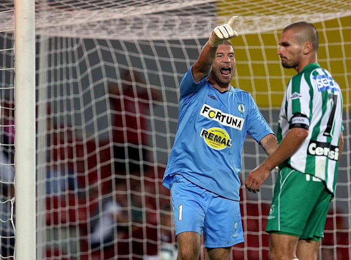 Sňozík diriguje obranu.