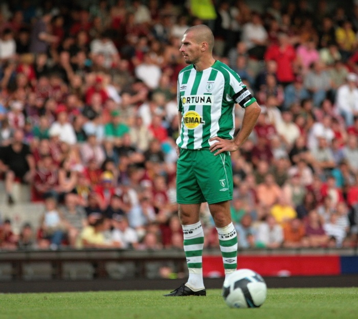 Nikl velí z kapitánského můstku.