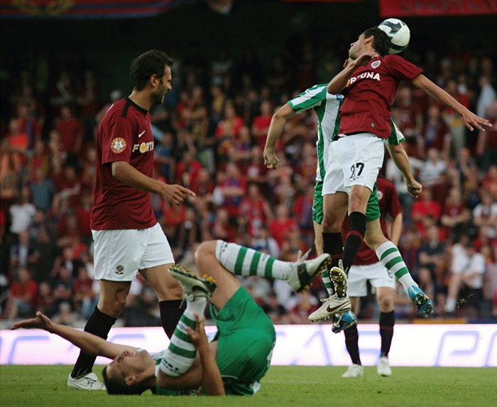 Zraněný Dian leží na zemi.