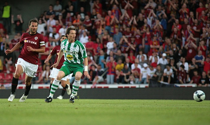 Kaufman čeká na míč.