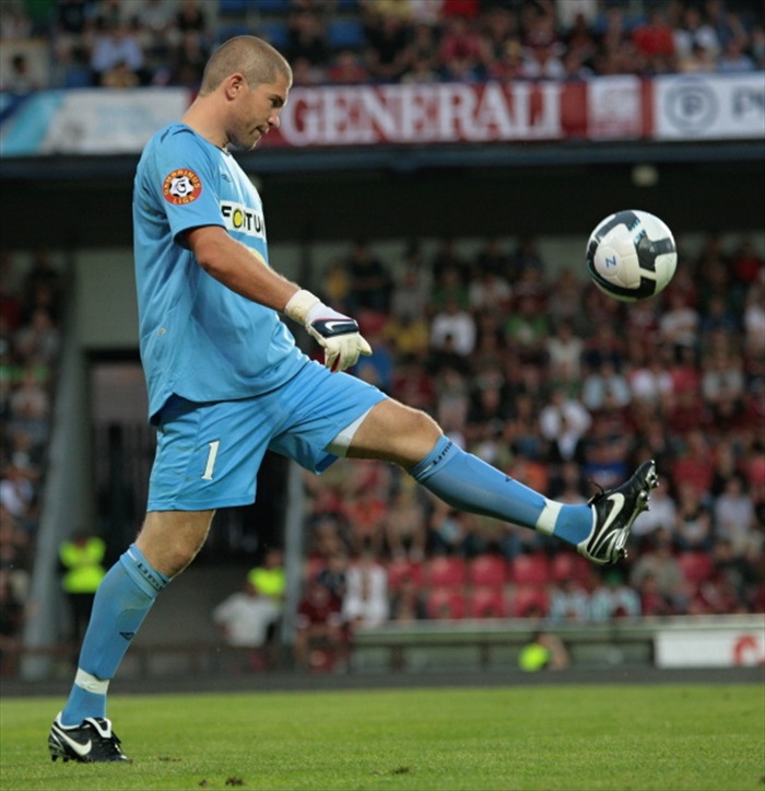 Sňozík si pohrává s balónem.