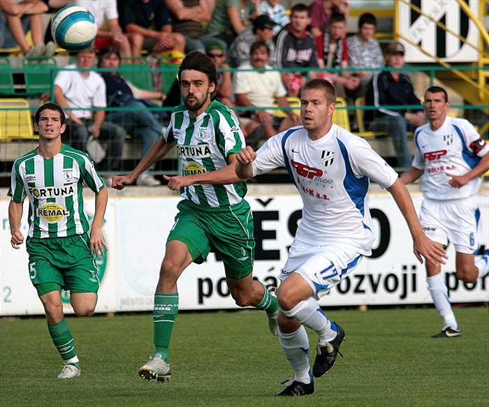 Bálek sleduje míč.