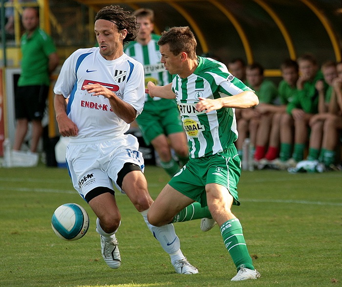 Moravec bojuje o míč.