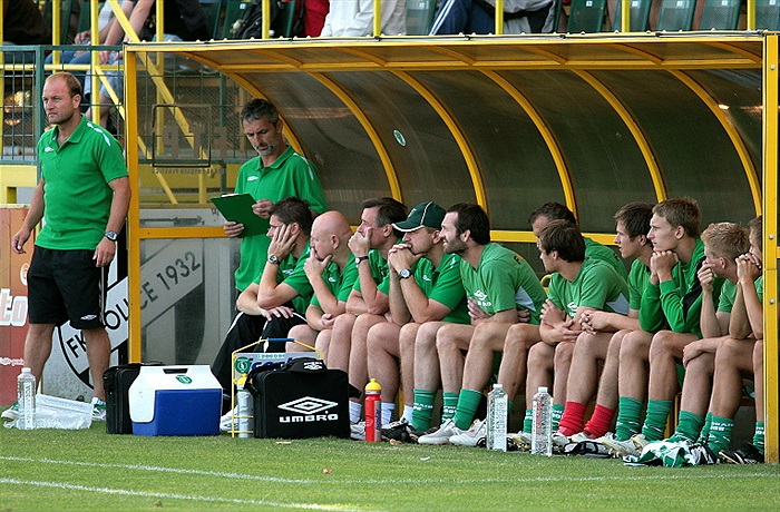 Lavička sleduje dění na hřišti.