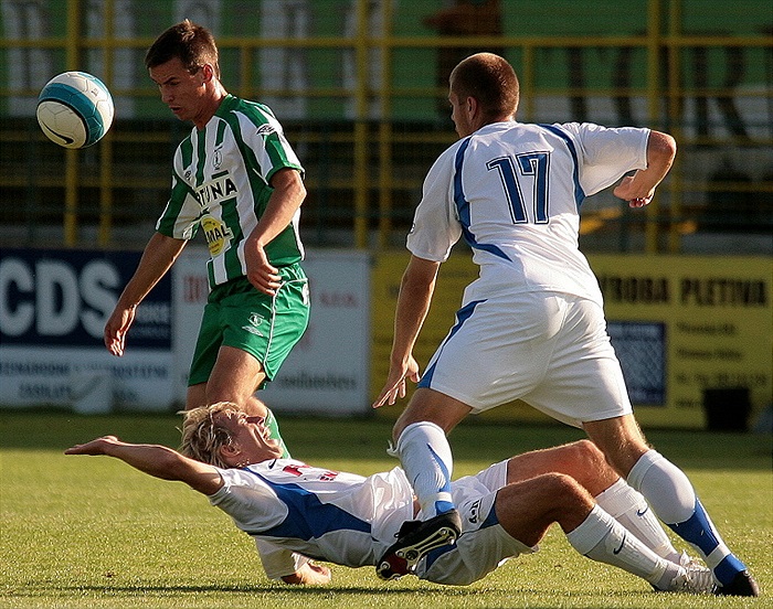 Moravec mezi dvěma soupeři.
