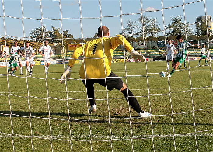 Adam střílí penaltu.