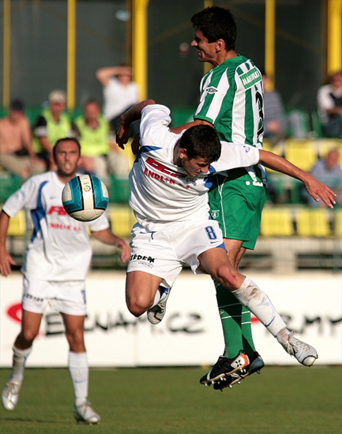 Lukáš v hlavičkovém souboji.