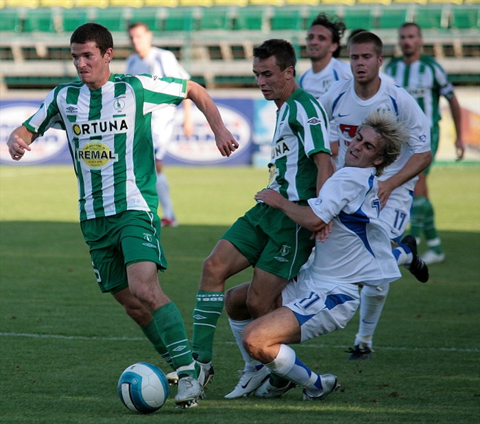 Bartek uniká s míčem, kryje ho Moravec.