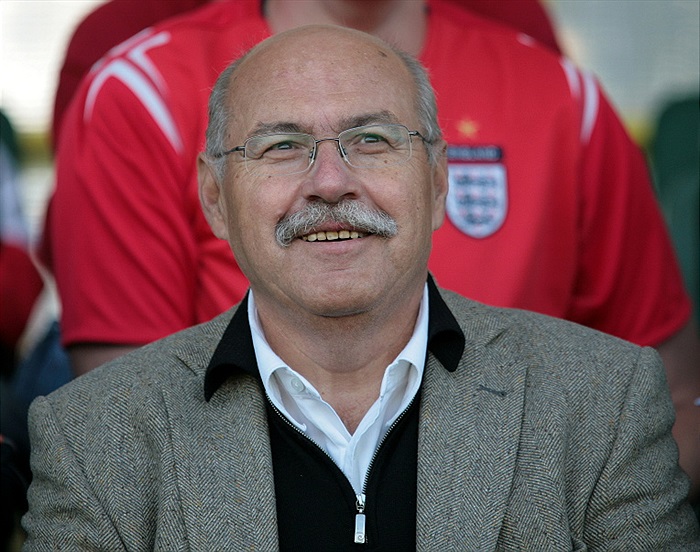 Jiří Steinbroch sleduje zápas.