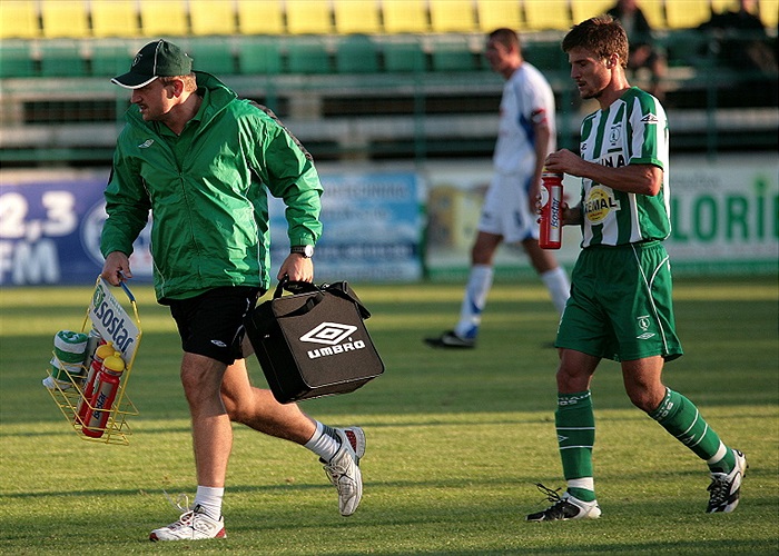 Masér Šimeček ošetřil Marka a spěchá na lavičku.