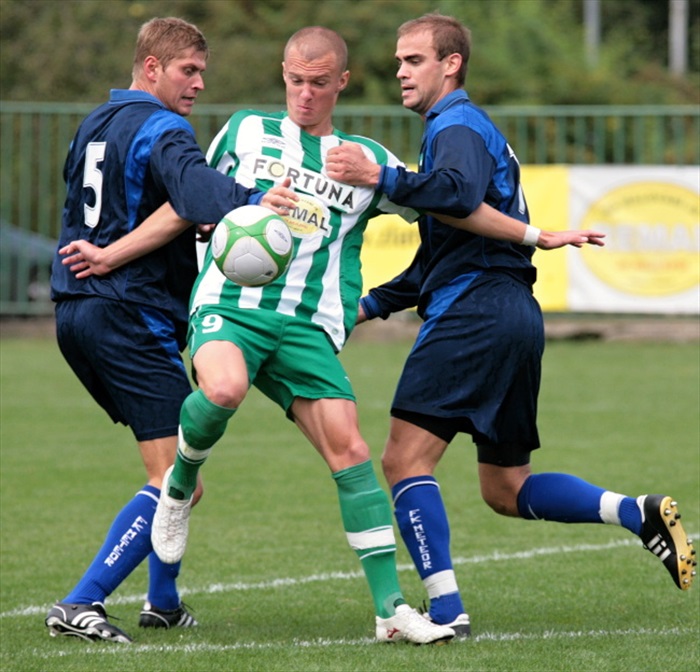 Nešpor bojuje o míč.