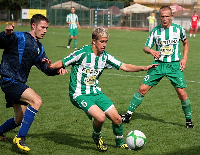 Ježdík obchází soupeře.