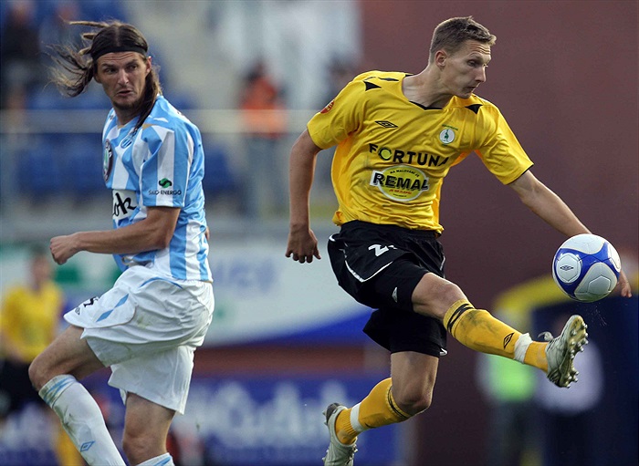 Milan Škoda zpracovává balón.