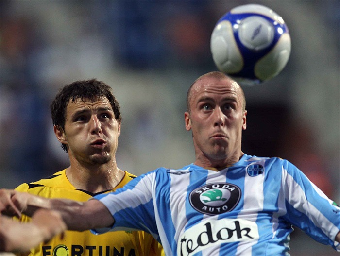 Josef Jindřišek odfoukává míč od Táborského.