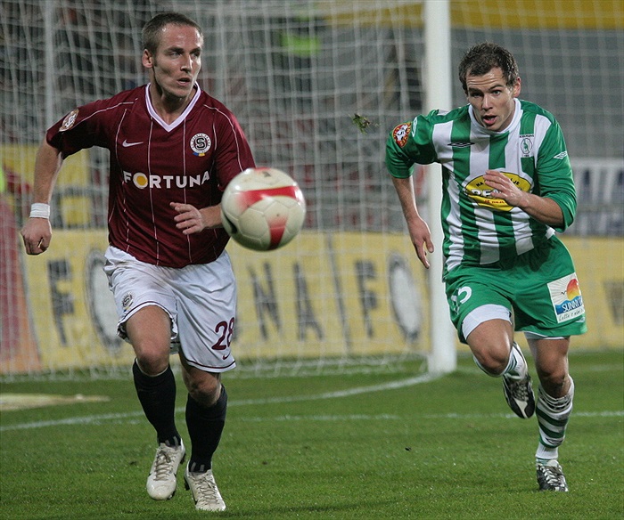 Souboj o míč - Kotyza proti Matušovičovi.