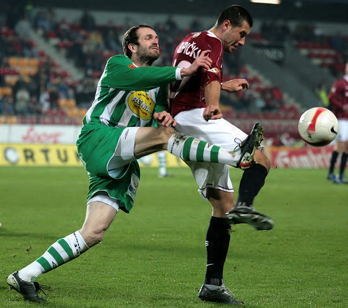 Kunášek brání Slepičku.