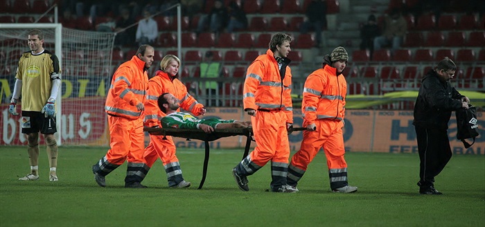 Po žlutém faulu Kladrubského odnášejí Kunáška.