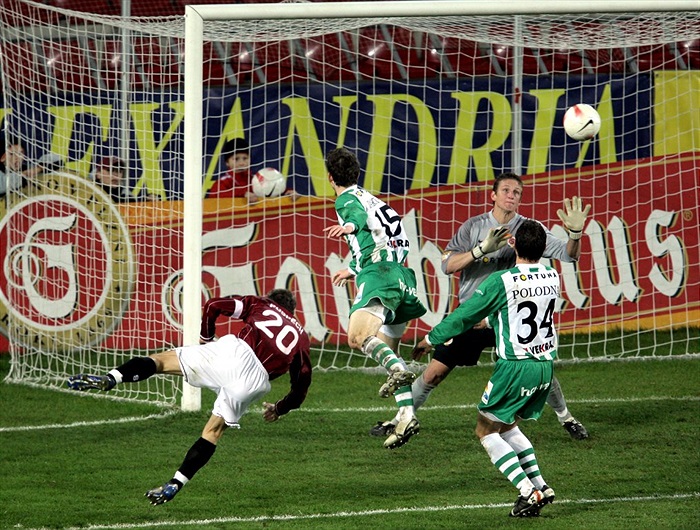 Největší šance Bohemky - hlavička Bartka.